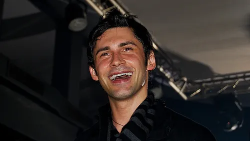 Dan Balan, asaltat de 300 de modele si dansatoare. Cantaretul isi lanseaza maine noul clip