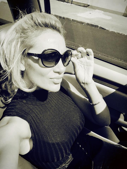 Una dintre cele mai sexy vedete de la noi, mărturisire înfiorătoare: „Am cununiile legate”