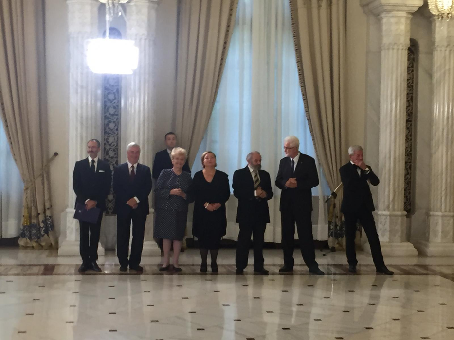 Președintele României s-a înclinat în fața lui Ion Dichiseanu și a altor șase mari nume ale culturii și artei