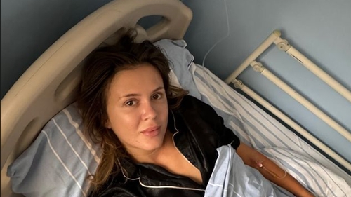 Emily Burghelea a chemat preotul acasă! Vedeta, soțul și mătușa ei au ajuns de urgență la spital: ”Rău de tot!”