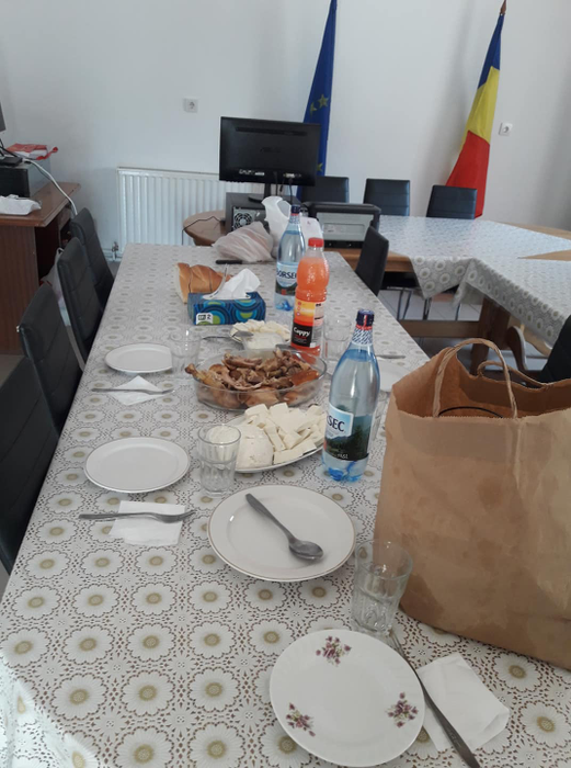Masa a rămas pustie, petrecerea a fost ratată