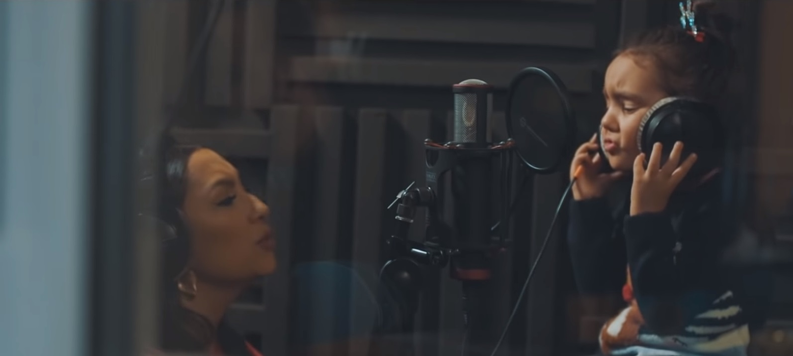 Andra, primul cântec de Crăciun lansat împreună cu fiica ei. Eva a moștenit talentul îndrăgitei artiste, iar versurile colindului sunt emoționante