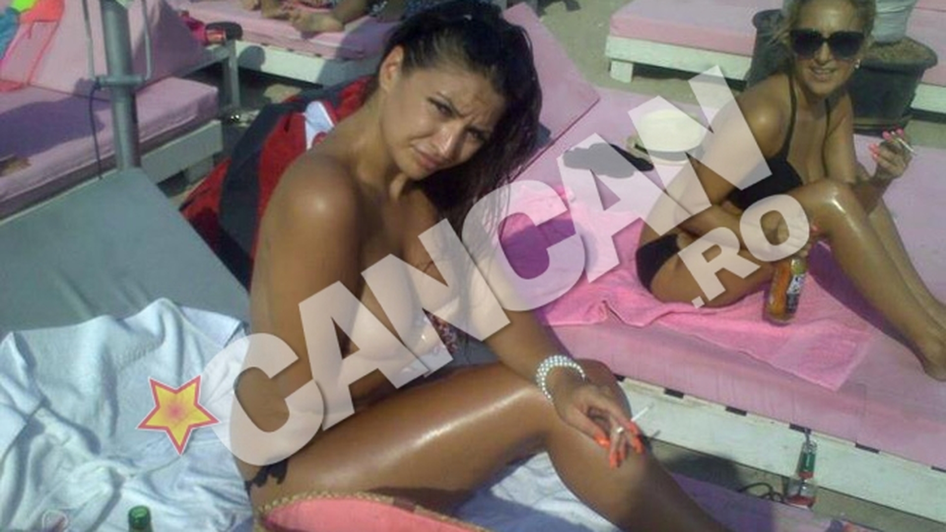 Manelista in devenire Simona Radulescu pozeaza topless, cu berea si tigara pe plaja! Fata popii, protejata lui Bursuc, a trecut la "artileria grea"