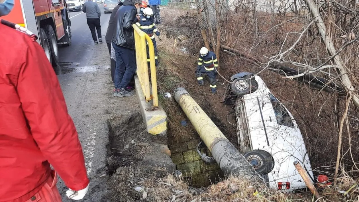 Cascador fără voie. S-a răsturnat cu mașina într-un canal. FOTO