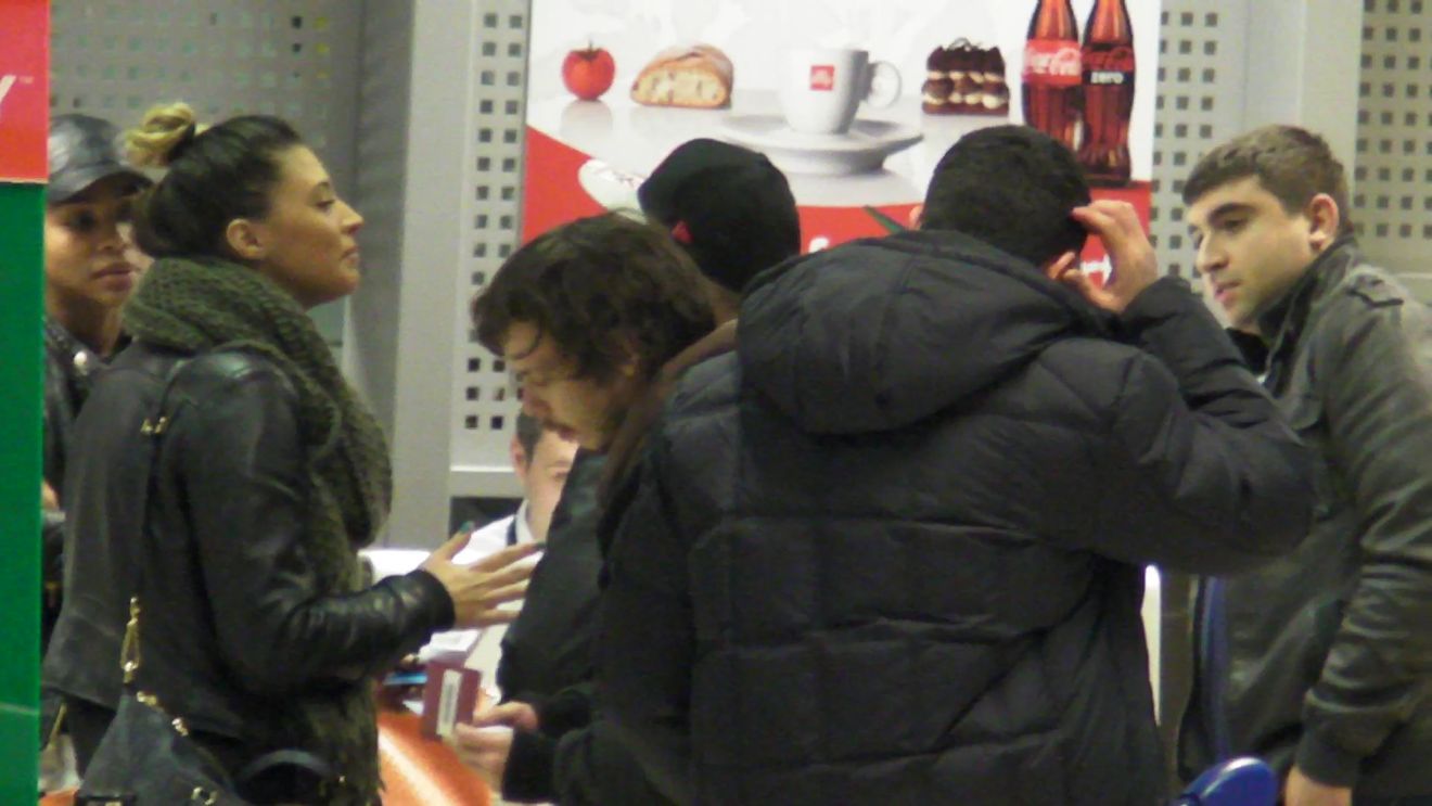 Antonia face show gratis pentru angajatii unei companii aeriene! Vezi cum s-a distrat cu dansatorii ei in aeroport!