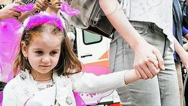 Moni isi duce fetita intr-un cimitir multietajat