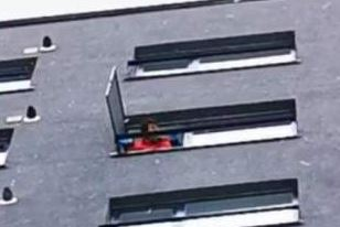Bărbatul care s-a aruncat de la etajul 10 cu fiica sa de trei luni şi jumătate în braţe lucra în domeniul IT. “A căzut pe o mașină, nu am putut să mă uit!”