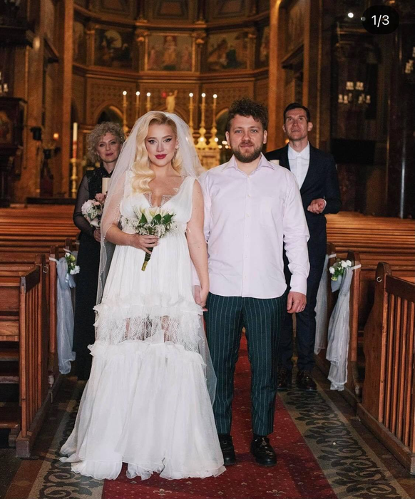 De la cine a „furat” Gabriela Prisacariu rochia de mireasă pentru gravide. O altă vedetă din online a avut aceeași rochie la nuntă
