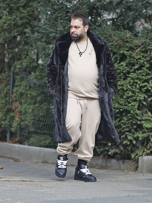 Florin Salam și-a tras în picioare Louis Vuitton, de 1.200 de euro (Foto: CANCAN.RO)