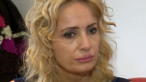 Gyorfi sufera enorm dupa mama sa si invoca paranormalul. Vrea sa o viseze si sa se miste lucrurile in casa, pentru a sti ca e bine