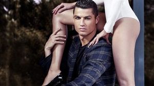 Le schimbă mai des decât dă goluri! CRISTIANO RONALDO, apariţie de senzaţie alături de noua iubită