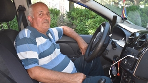 Ce a făcut Constantin, un taximetrist din Botoșani, după ce un bătrân și-a uitat sacoșa de rafie plină cu bani în mașină: „Câștigi azi nemeritat, mâine pierzi mai mult”