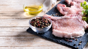 Greșeala pe care mulți români o fac. Câte minute trebuie gătită ceafa de porc