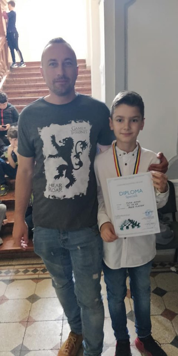 Claudiu Roșca alături de unul dintre elevii săi