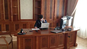 Are 17 ani si duce o viata de presedinte! Victor Micula incepe ziua la birou, o incheie la piscina! La scoala merge doar la teze!