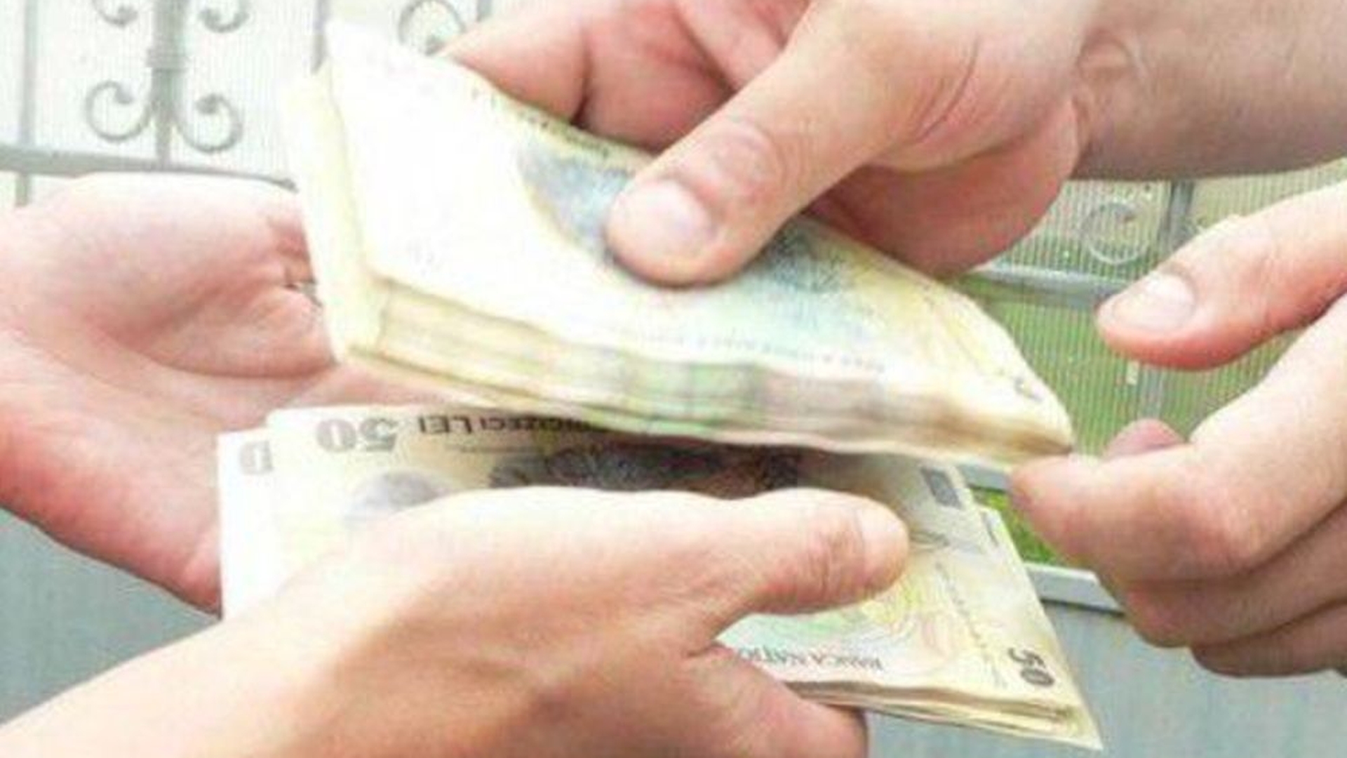 Noua metodă de înșelăciune care face ravagii printre români. Cum sunt păcăliți oameni cinstiți cu ajutorul unor „inginerii” incredibile
