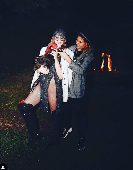 Iulia Albu, fără lenjerie intimă! S-a pozat cu cocoșul în brațe