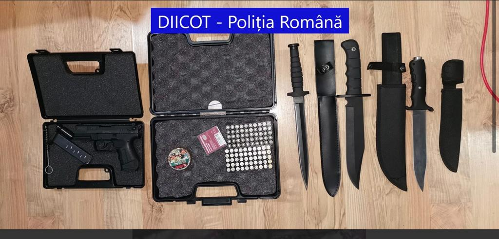 Rețea de traficanți de droguri compusă din luptători MMA, destrămată. Ce au ridicat polițiștii după percheziții