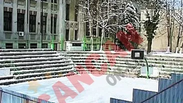 Au ridicat gardul in mijlocul terenului de sport