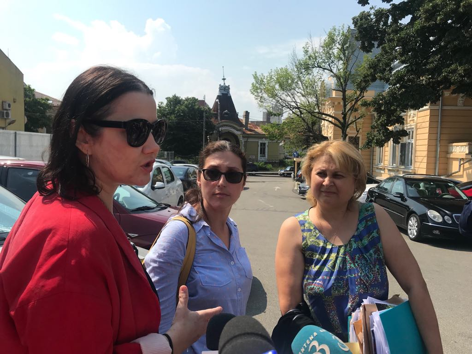 Mama adoptivă a Sorinei, între două dintre avocatele sale