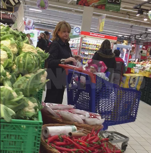 IMAGINI ÎN EXCLUSIVITATE! Prima Doamnă a României nu uită de nimeni: nici de soţ, dar nici de nepoţei şi nici de căţei! Ce a pus doamna Băsescu în căruciorul de cumpărături