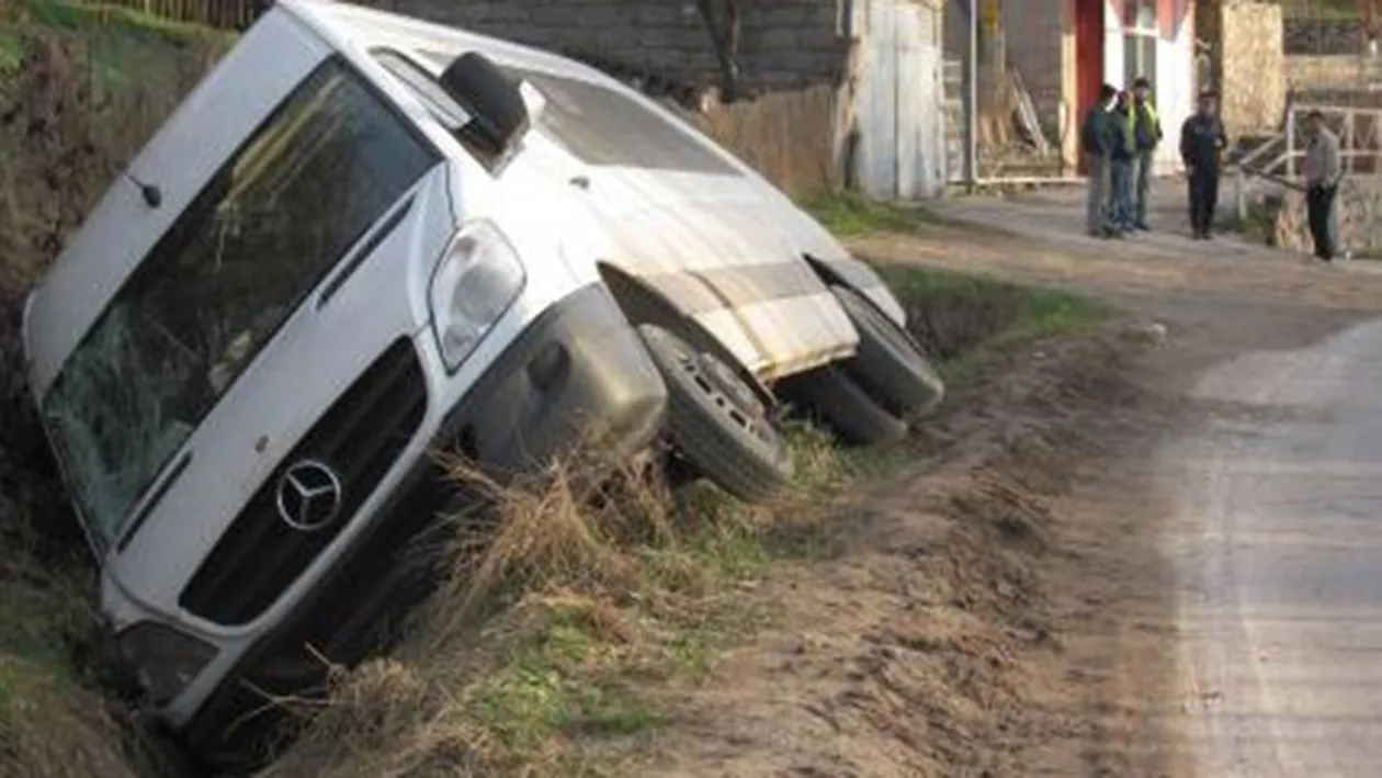 Accident incredibil pe DN72A! Două femei şi un copil dintr-un microbuz, răniţi după ce maşina a fost lovită de un autoturism