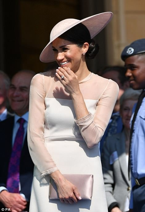 Pe Meghan a pufnit-o râsul la aniversarea Prințului Charles! Motivul este legat de soțul ei, Harry! Ce a pățit acesta în timpul discursului FOTO