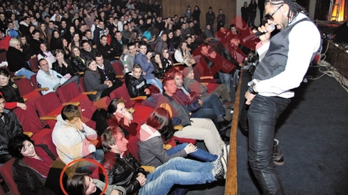 Connect-R a umilit o fana, in timpul unui concert