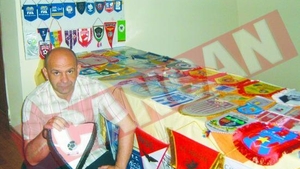 Un bibliotecar colectioneaza insemne de cluburi A adunat peste o mie de fanioane!