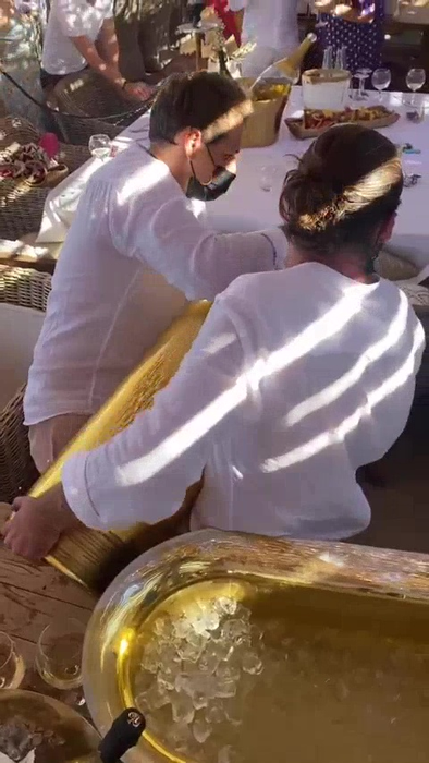 Party fin cu râuri de șampanie Armand de Brignac, pentru Julius Maximilian și "Sexy-durdulia" / Sursă foto: Instagram
