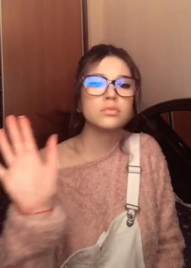 Cine ar fi crezut. Cleopatra Stratan o urmărește cu atenție pe Vulpița, iar când e singură în cameră o și imită VIDEO