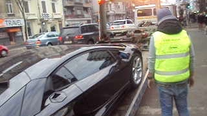 Au ridicat 400.000 de euro din Piaţa Romană! Lamborghini Aventador tras pe dreapta!