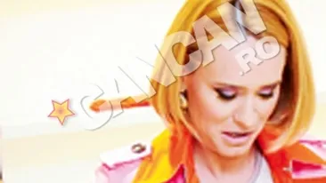 Andreea Esca, nude la un eveniment! S-a acoperit repede cu un trenci!