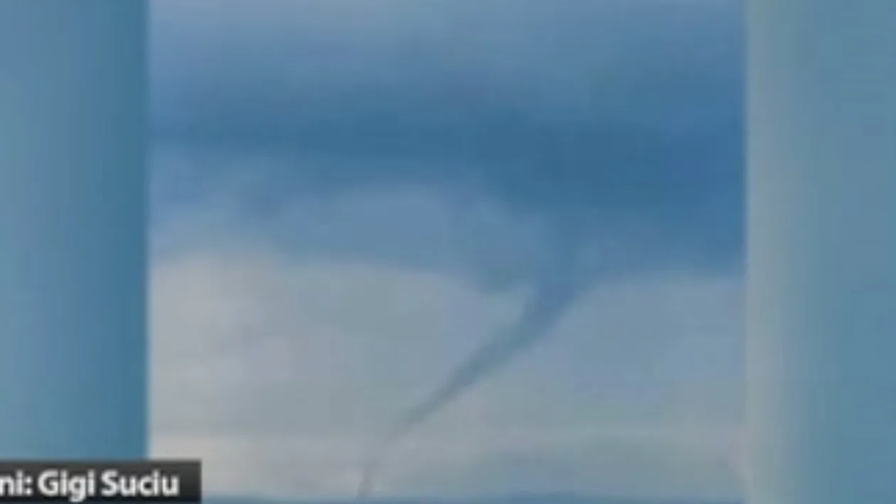 Tornadă spectaculoasă în România. Imaginile au fost surprinse de un localnic