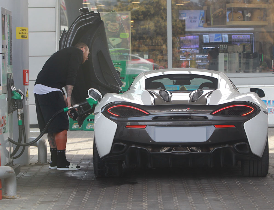 Denis Alibec a coborât în papuci la benzinărie ca să facă plinul McLaren-ului de 170.000 €