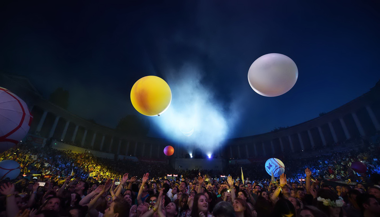 Gina Pistol și-a susținut iubitul împreună cu “socrii ei”! Imagini senzaționale de la concertul lui Smiley de la Arenele Romane