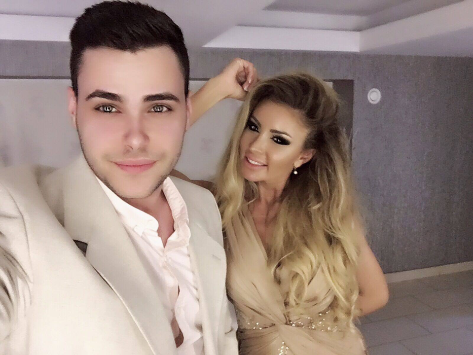 Roxana şi Mircea zâmbesc în faţa camerei