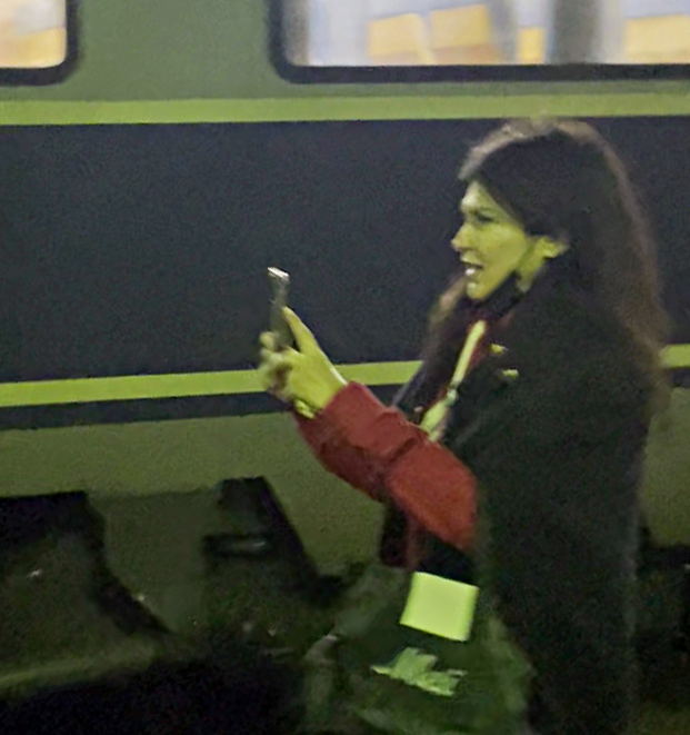 Monica Bârlădeanu a intrat în "live", de pe peron (Foto: CANCAN.RO)