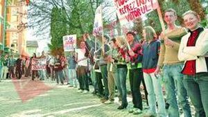 Au impartit gogosi si au aprins lumanari