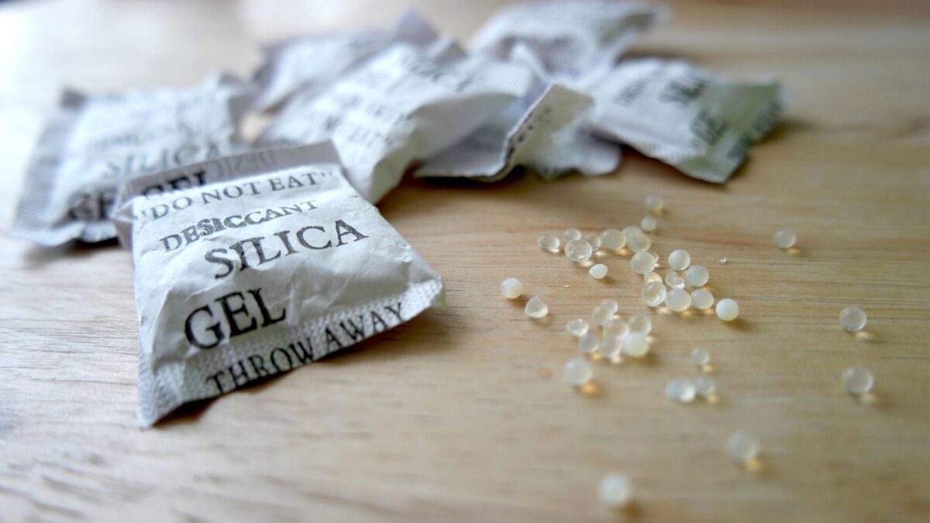 Plicurile cu silica gel pot fi extrem de folositoare. De ce nu trebuie să le arunci