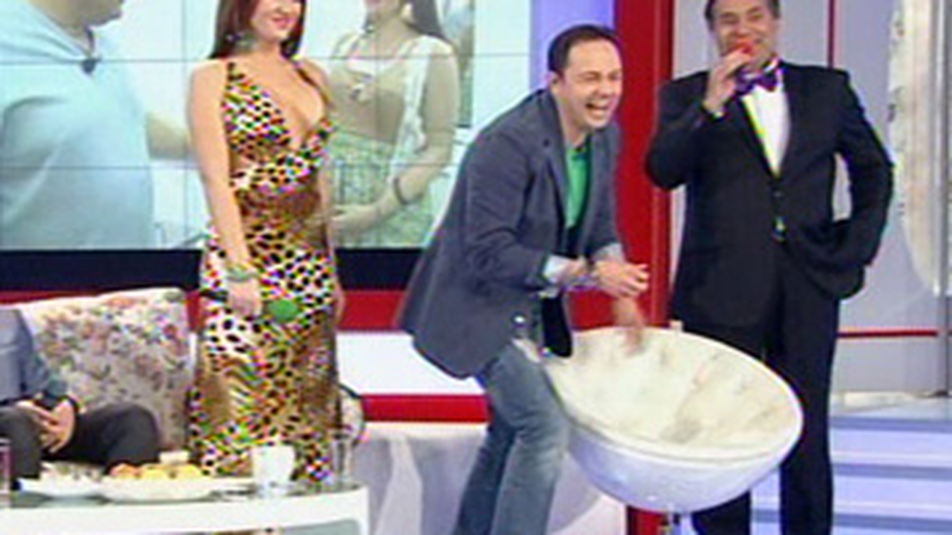 Margherita de la Clejani se rupe in figuri cu silicoanele proaspete! Uite cu ce decolteu "nesimtit" a aparut la TV!