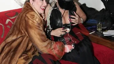 Oana Lis, spaima stilistilor vestimentari! Si-a asortat haina de blana cu o pereche de mocasini