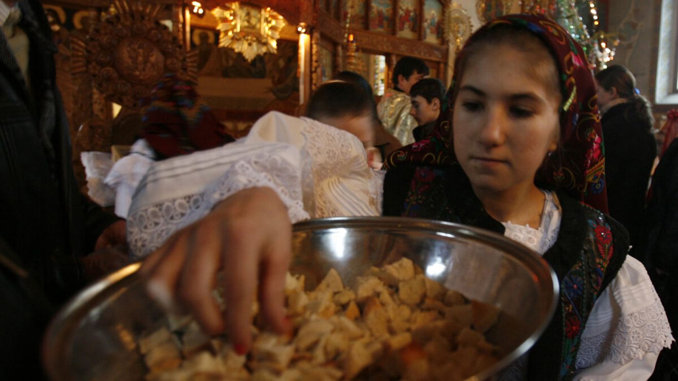 De ce luăm Sfintele Paști în noaptea de Înviere de la biserică. Ce simbolizează și cum diferă de anafură
