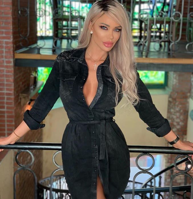 Cum s-a fotografiat Bianca Drăgușanu la birou. Imagini interzise cardiacilor
