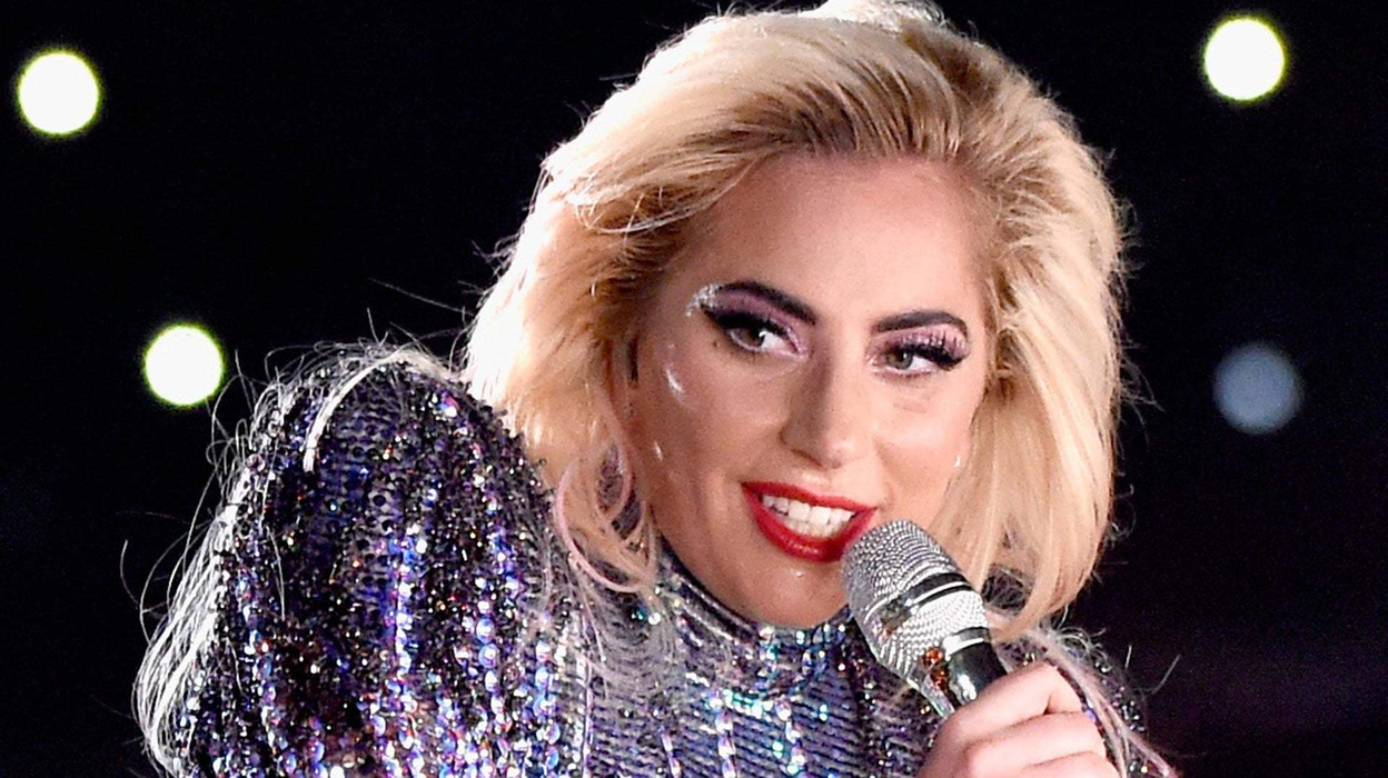 Ultima apariţie a faimoasei Lady Gaga i-a lăsat pe toţi cu gura căscată! La malul mării, cu posteriorul…