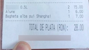 Clienţii unui local din Centrul Vechi au avut parte de un şoc! Ce le-a scris chelneriţa pe nota de plată