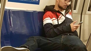 Acest tânăr stătea cu un picior pe scaunele dintr-un metrou din București, iar un călător i-a dat 3 lei! Ce a urmat întrece orice imaginație