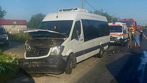 A fost activat Planul Roșu! Accident între un autoturism şi un microbuz pe DN71