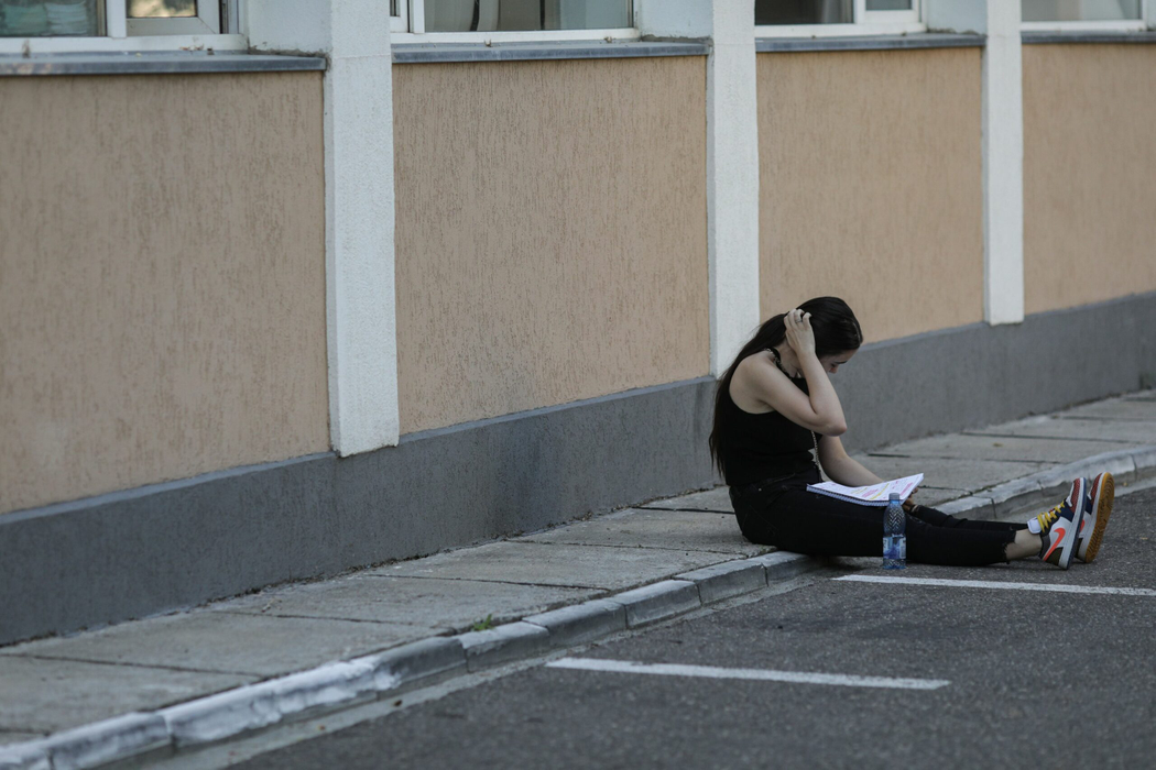Elevii așteaptă începerea primei probe scrise din cadrul examenului de bacalaureat la Liceul Ion Creangă din București, 20 iunie 2022. Sursă foto: Inquam Photos / Octav Ganea