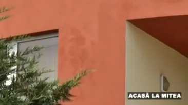 Pelerinaj la vila lui Mitea! Pe casa sa a aparut chipul lui Isus, iar de atunci, fetele vor sa vada miracolul!